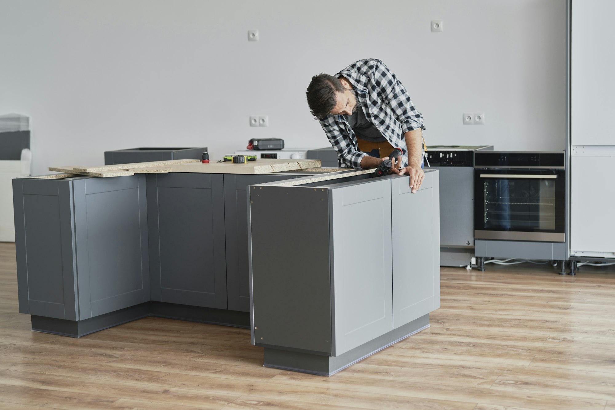 Carpenter mounting kitchen furniture